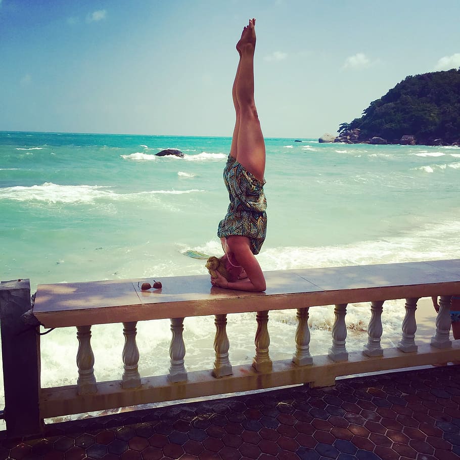 mujer equilibrada, beige, cerca, durante el día, yoga, mar, sol, playa, postura, costa