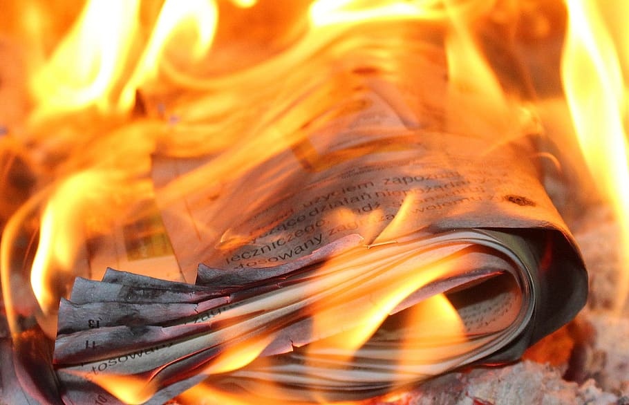 燃える紙, 火, 炎, 紙, 新聞の燃える, 燃える, 光る, 光, オレンジ色, 火-自然現象