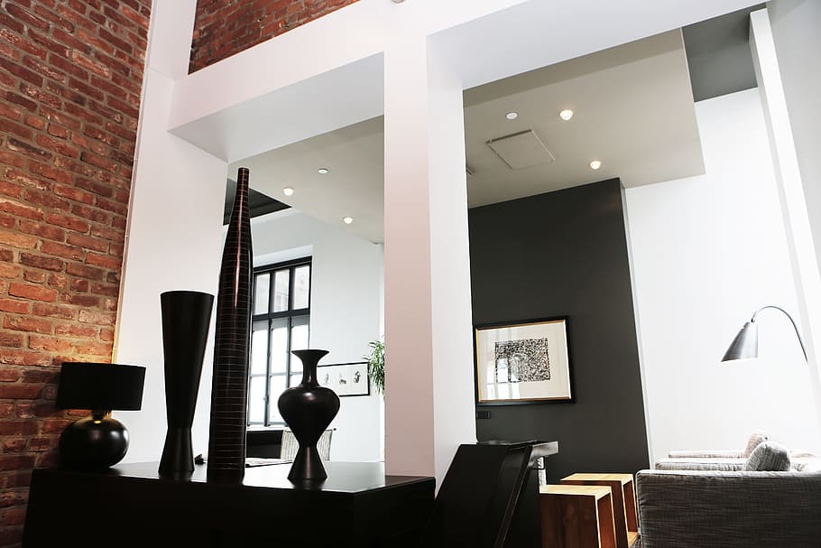 Tres, negro, jarrones, superior, de madera, muebles, al lado, blanco, columna, diseño de interiores