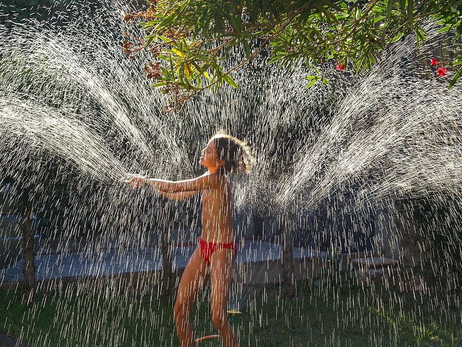 menino jogando água, água, menina, mangueira, respingo, molhado, chuveiro, pulverização, aspersor, salpicos