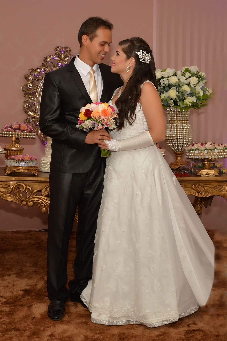 pareja de recién casados, de pie, blanco, centro de flores de pétalos, casal, amor, juntos, jóvenes, matrimonio, familia