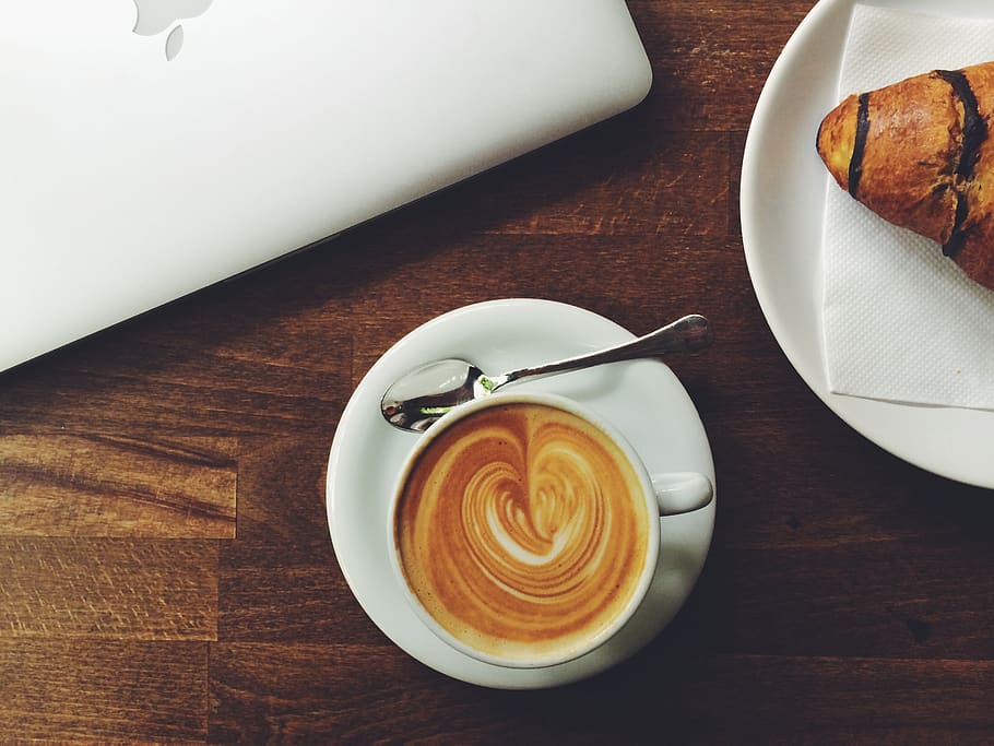 café, latte, expresso, croissant, café da manhã, comida, madeira, mesa, macbook, laptop