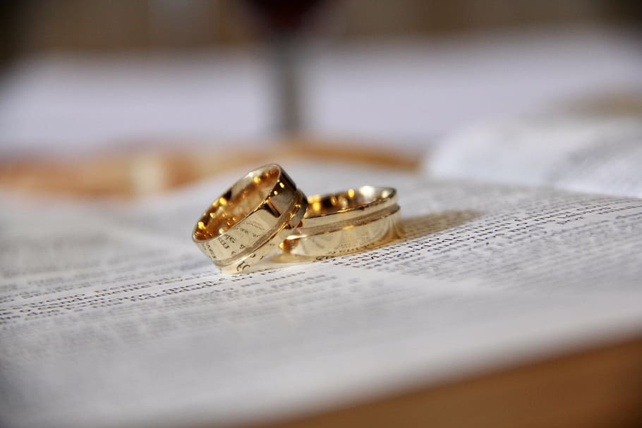 faixas de casamento de cor dourada, bíblia, alianças, casamento, jóias, anel, ouro, ouro colorido, moda, luxo