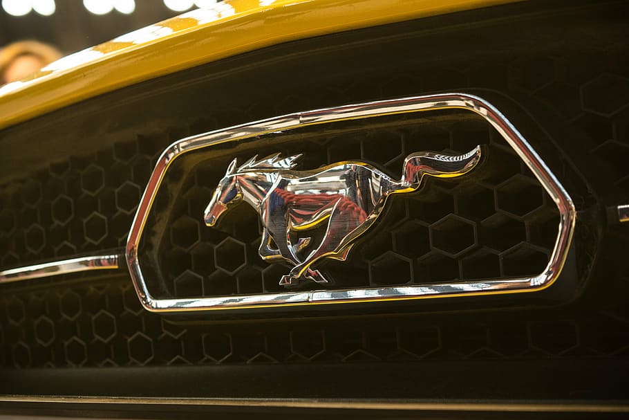 selectivo, fotografía de enfoque, amarillo, emblema de Ford Mustang, Mustang, logotipo, caballo, corriendo, Ford, Ford Mustang