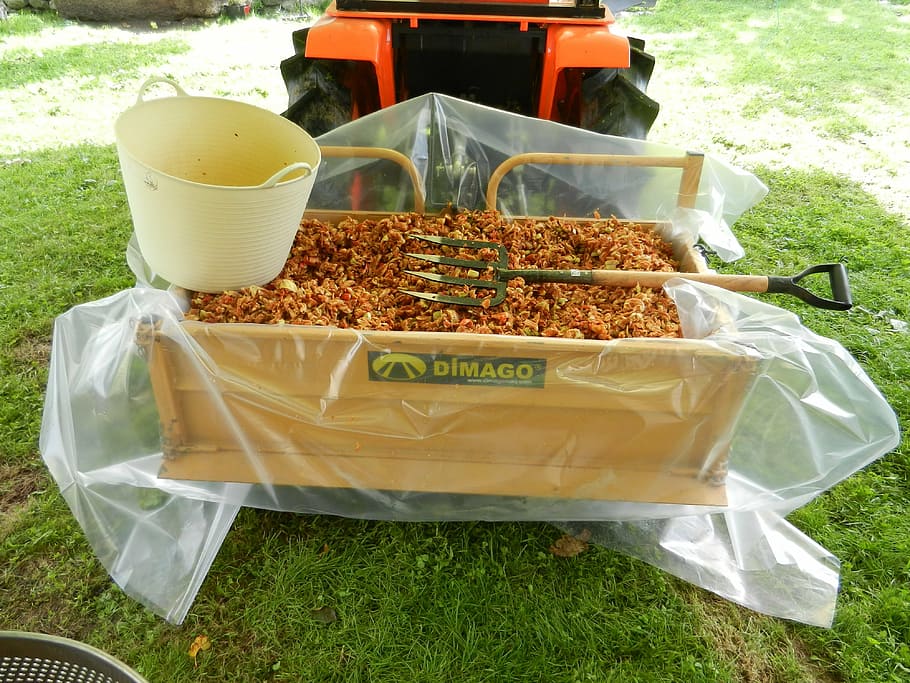 chopped apple, tractor, cider, tractor box, cube, food and drink, food, container, day, plant