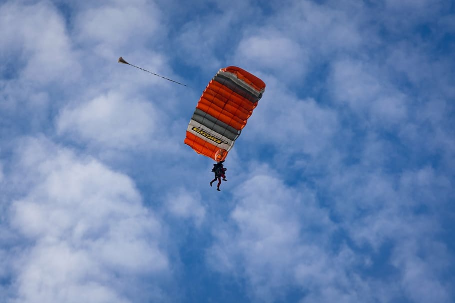 Salto de paraquedas em tandem silhueta de paraquedista voando no