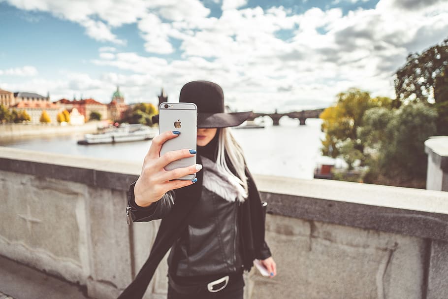 joven, mujer, tomando, Selfie, iPhone, otoño, belleza, puente, cámara, captura