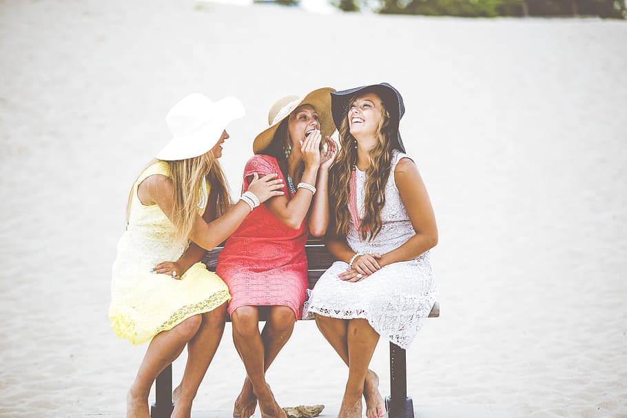 3, 女性, アソートカラードレス, 座っている, ベンチ, 横, 海岸, ファッション, 友情, 楽しい