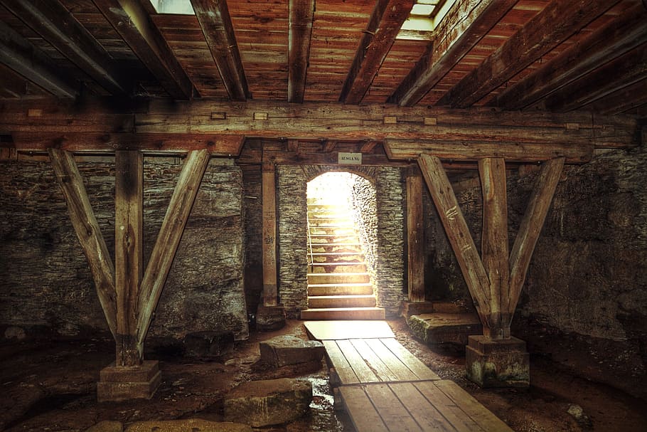 fotografia arquitetônica do porão, velho, escadas, caducado, dilapidado, vigas de madeira, treliça, arquitetura, estrutura construída, ninguém