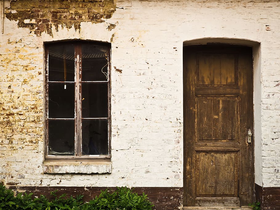 fotografía, casa, cerrado, puerta, ventana, patio interior, antiguo, pueblo viejo, en mal estado, fachada