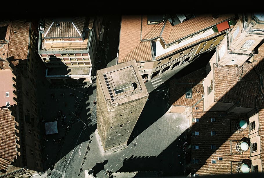 fotografía de vista superior, edificio, durante el día, bolonia, torre, asinelli, sombra, piso, plaza, arquitectura