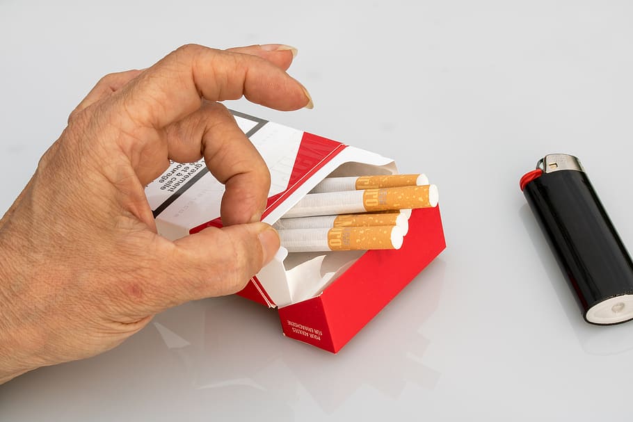 non smoking, cigarettes, cigarette box, hand, finger, with finger wegschnipsen, tobacco, unhealthy, note on box, lighter