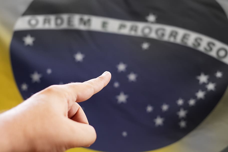 kertas penunjuk seseorang, brazil, bendera, rumah, jari, hijau, kuning, bagian tubuh manusia, tangan, tangan manusia