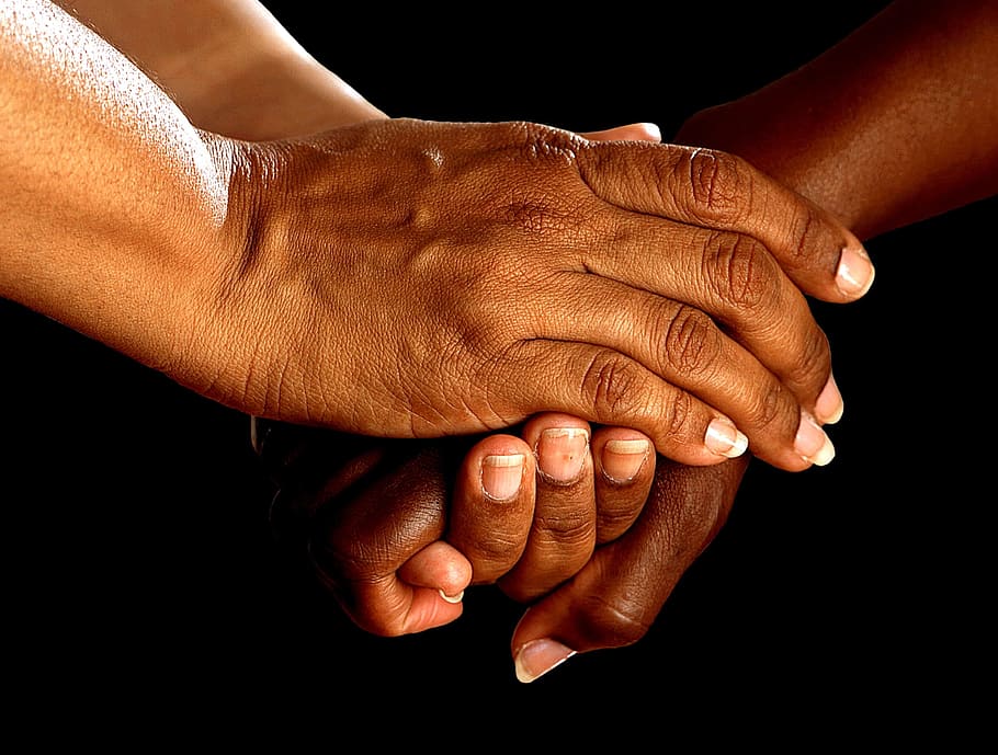 orang berpegangan tangan, berjabat tangan, menyemangati, bersama, membantu, membantu tangan, tangan manusia, tangan, bagian tubuh manusia, jari