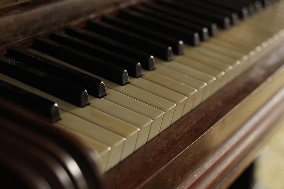 piano vertical marrón, piano, antigüedades, música, instrumento, musical, instrumento musical, piano clásico, equipo musical, tecla de piano