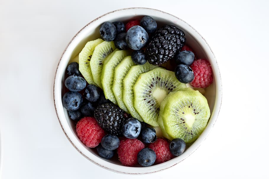 breakfast, fruit, a bowl of fruit, blueberries, kiwi, raspberries, food, meal, berry fruit, healthy eating