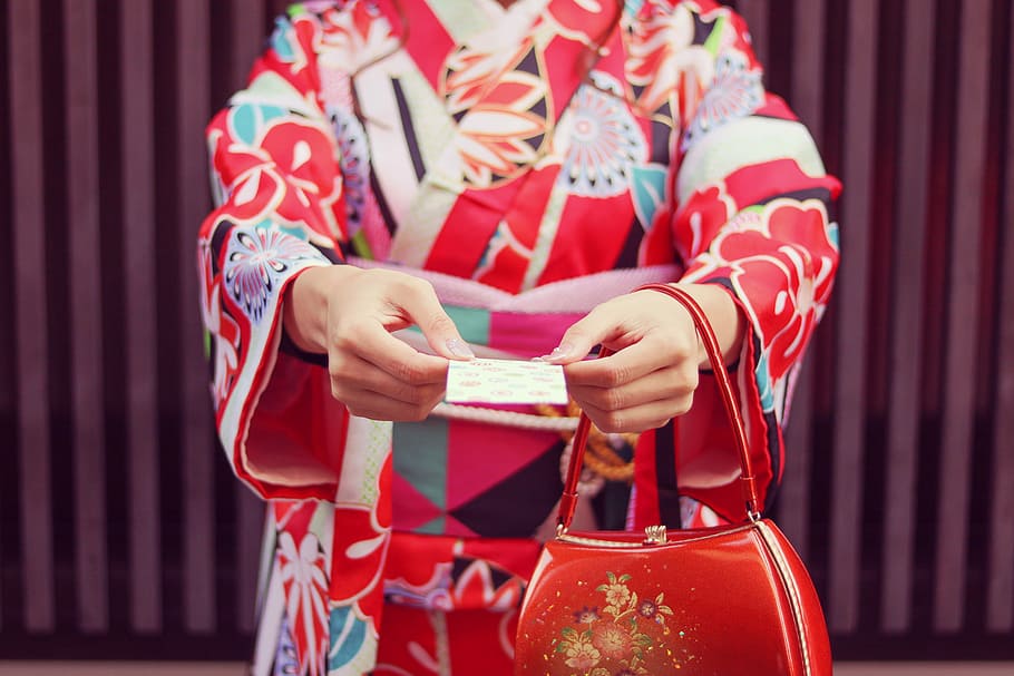 mujer, tenencia, papel, vistiendo, floral, kimono, bolso, Japón, cultura japonesa, mujeres
