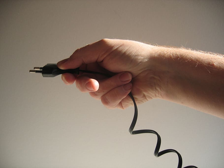 pessoa, exploração, preto, adaptador de 2 pinos, energia, mão, atual, manter, ficha, cabo