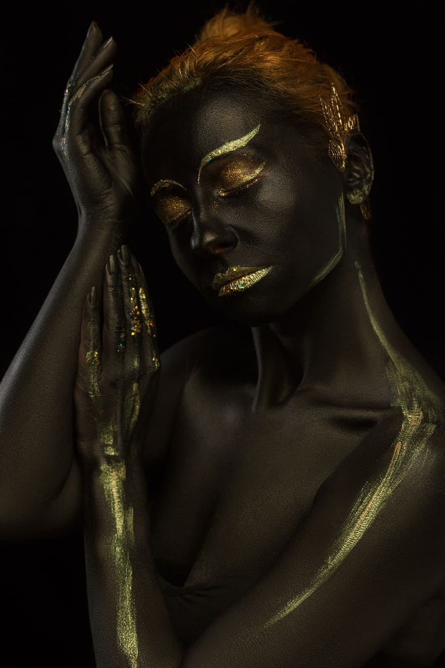maquiagem, pintura corporal, retrato, menina, modelo, ouro, maquiagem aqua, pele escura, estilo africano, arte corporal