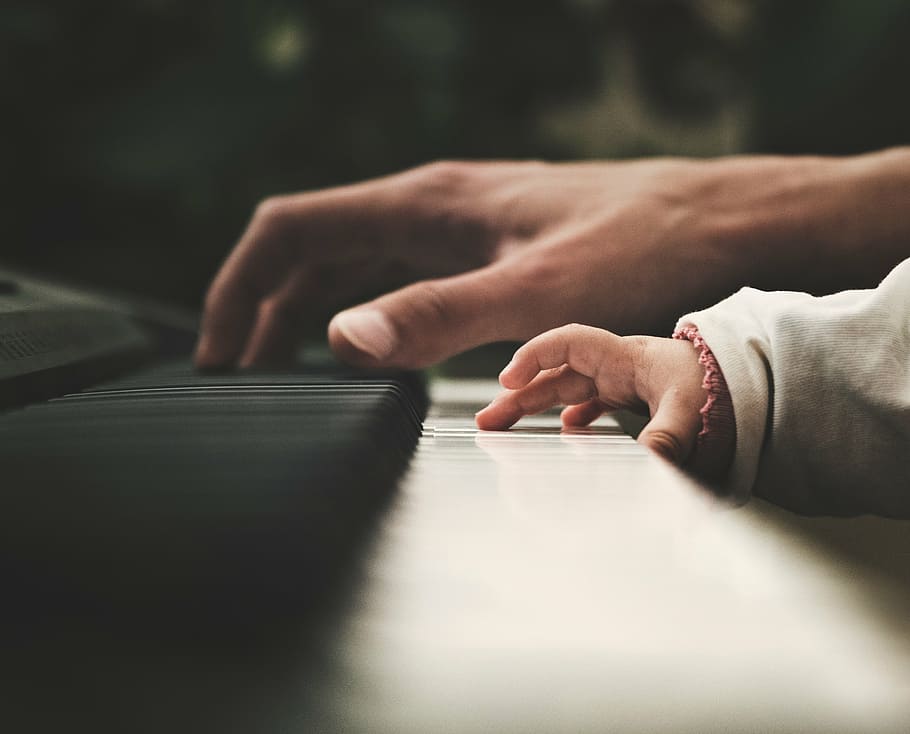 persona, niño pequeño, manos, jugando, piano, teclado, instrumento, musical, músico, pianista