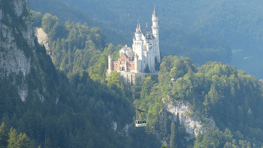 casa de hormigón blanco, allgäu, castillo de neuschwanstein, montañas, castillo de hadas, arquitectura, árbol, exterior del edificio, estructura construida, edificio