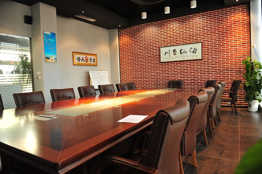 mesa de conferencia vacía, marrón, de madera, sala de conferencias, la empresa, negociaciones comerciales, ir a trabajar, personal de negocios, mesas, mesa de reuniones