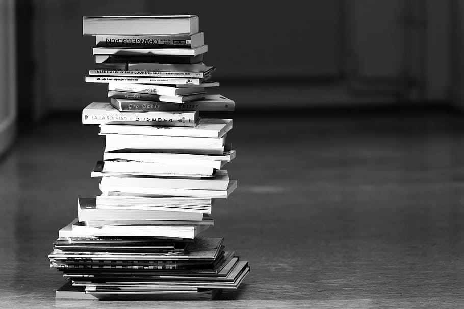 fotografi skala abu-abu, banyak buku, buku, membaca, sastra, pengetahuan, tumpukan, di dalam ruangan, pendidikan, pembelajaran