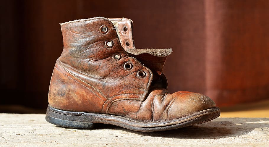 desemparejado, marrón, bota de cuero, zapato, zapato para niños, zapato de cuero, pintura antigua, gastada, antigua, cercana