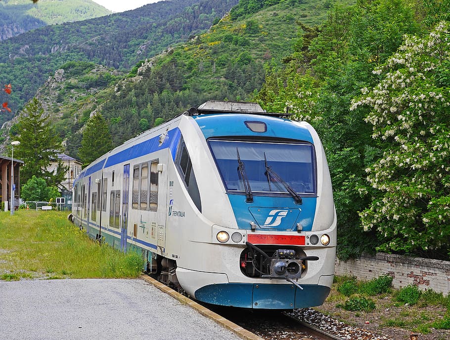 putih, biru, kereta api, pohon, siang hari, kereta regional, trenitalia, la brigue, stasiun kereta api, platform