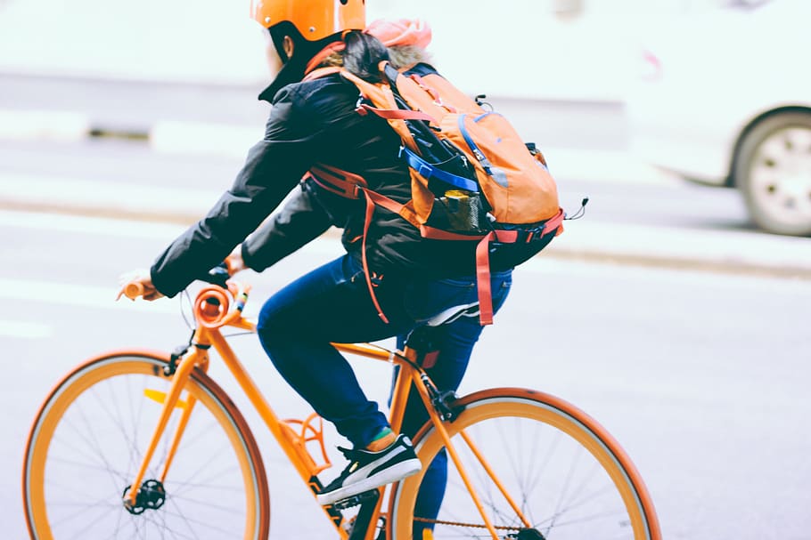 orang, gadis, jalan, perjalanan, naik, sepeda, helm, tas, angkutan, mode transportasi