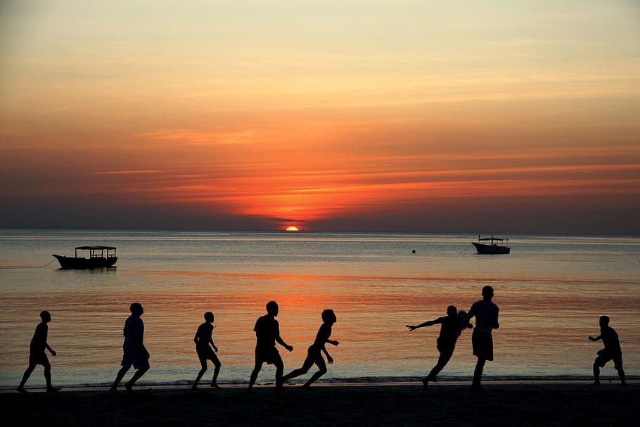 kelompok, orang-orang, bermain, pantai, Sepak Bola, Matahari Terbenam, Zanzibar, Tanzania, laut, matahari sore
