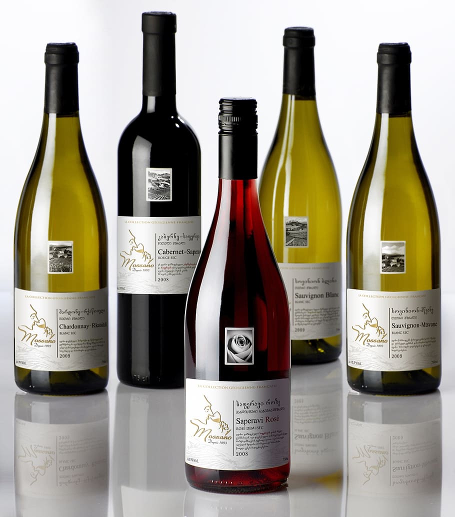 lima, berlabel, botol, ditempatkan, putih, permukaan, anggur, merah, display, alkohol