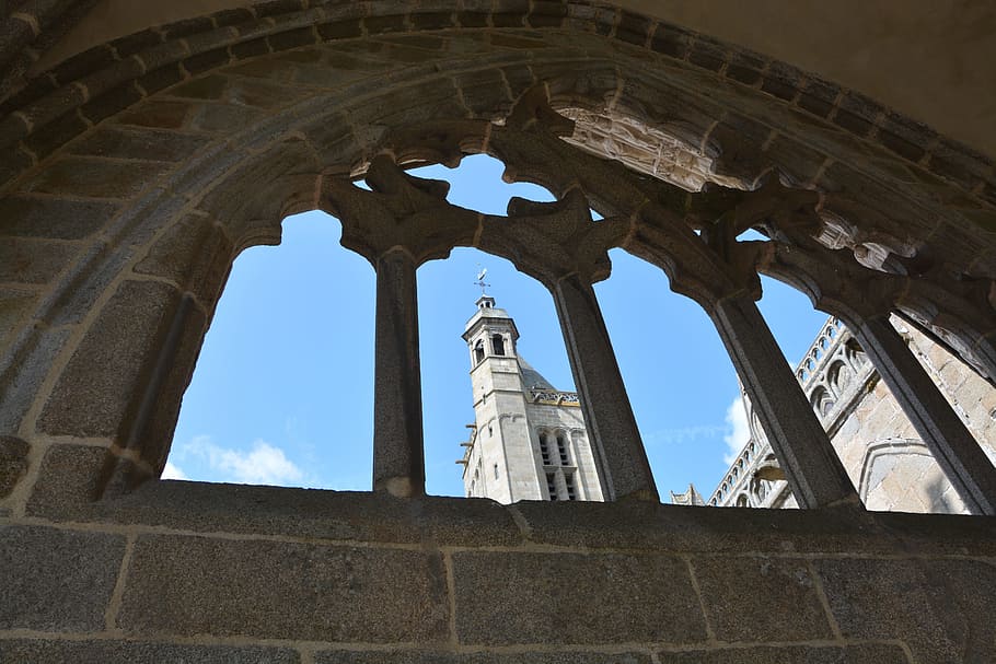 katedral dol de bretagne, katedral menara lonceng, langit biru, kota wisata, warisan, arsitektur, struktur yang dibangun, sudut pandang rendah, bangunan eksterior, tujuan wisata