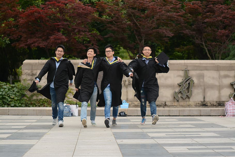 estudiante universitario, graduación, nanjing university of technology, integral, bien vestido, hombres de mediana edad, adultos de mediana edad, caminar, vista frontal, grupo de personas