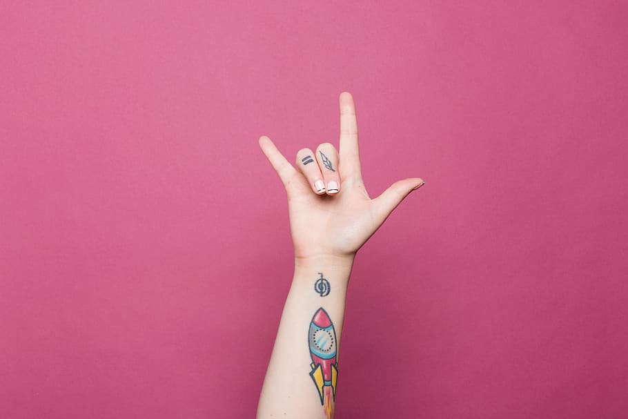 mano, firmar, amor, aislado, tatuaje, cohete, gesto, rosado, fondo, palma