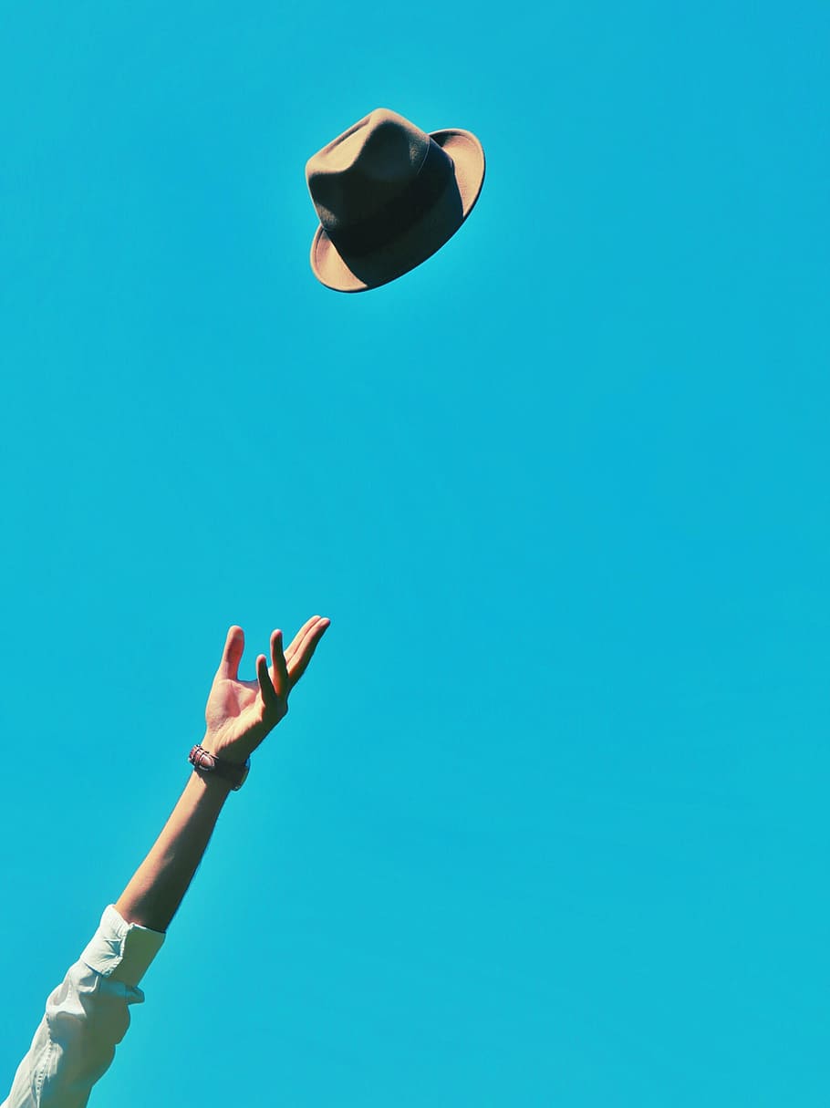 Persona, lanzando, marrón, sombrero, aire, hombre, fedora, mano, pulsera, brazo