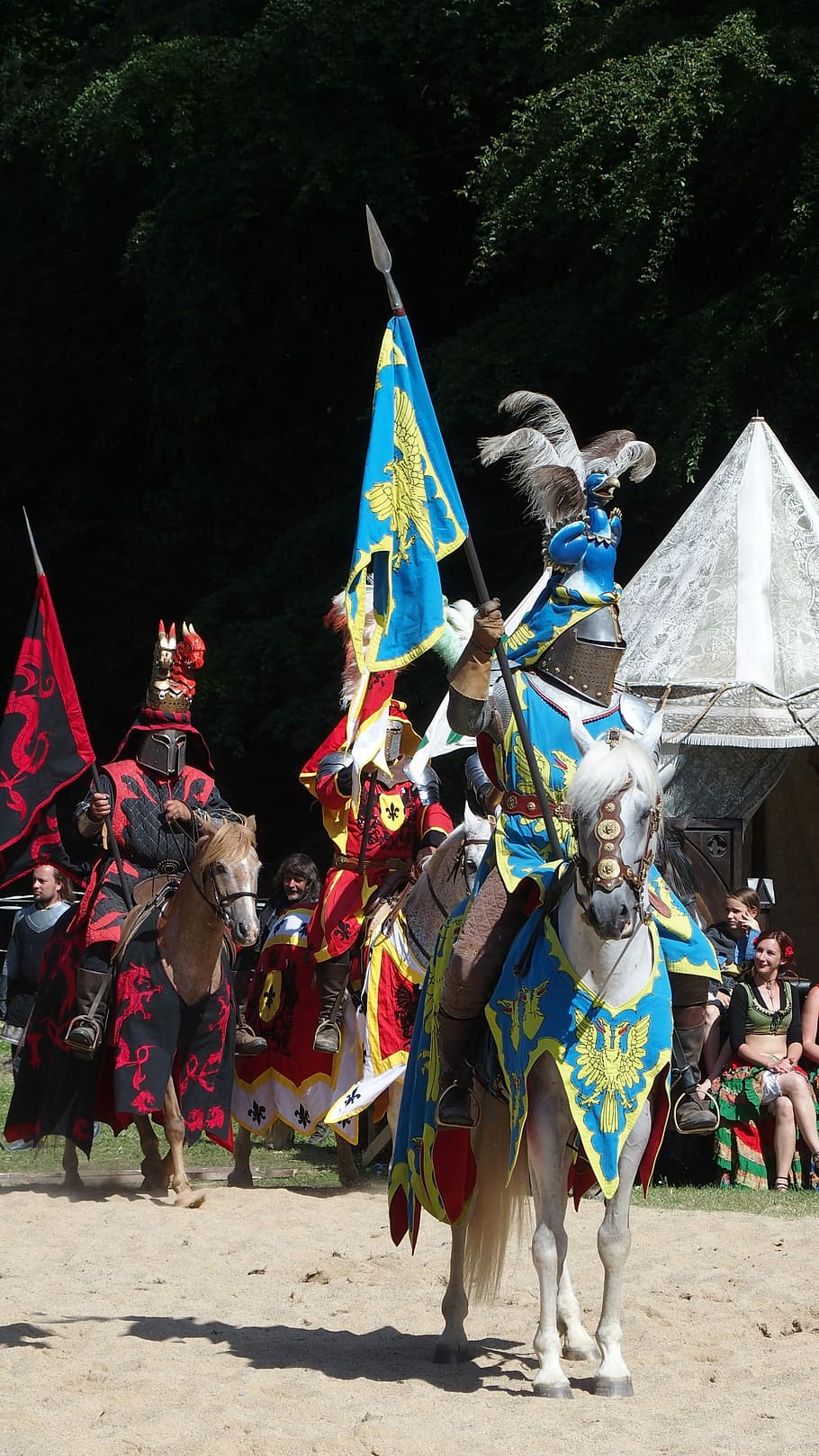Cavaleiro, idade média, torneio, cavaleiros, justa, armadura, cavalos, roupa tradicional, evento artes cênicas, cultura e entretenimento