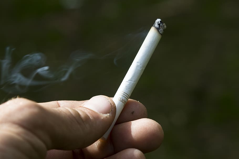 cigarrillo, tabaco, nicotina, mano humana, mano, parte del cuerpo humano, tenencia, una persona, mal hábito, parte del cuerpo