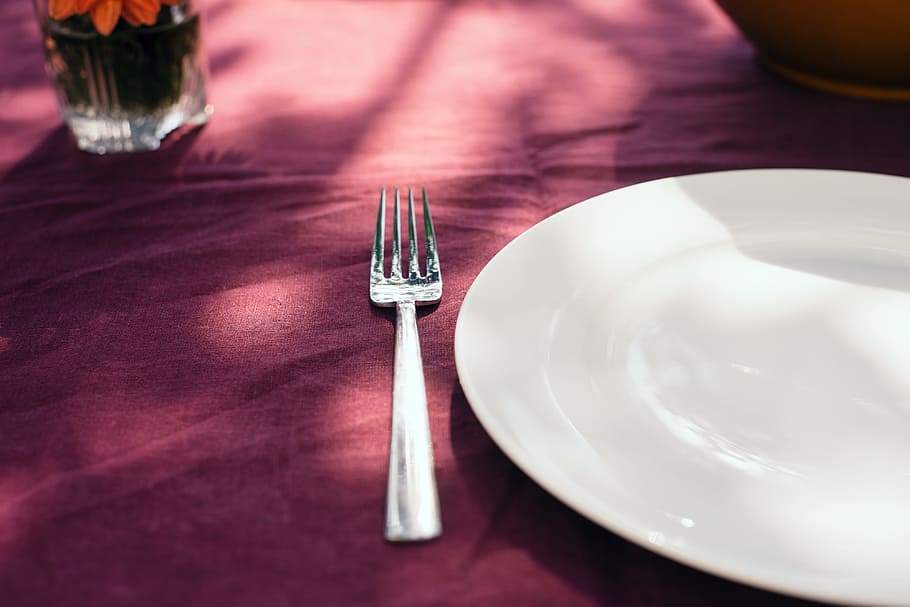 plato, mesa, tenedor, comida y bebida, objetos, cubiertos, vajilla, cuchillo de mesa, cena, restaurante