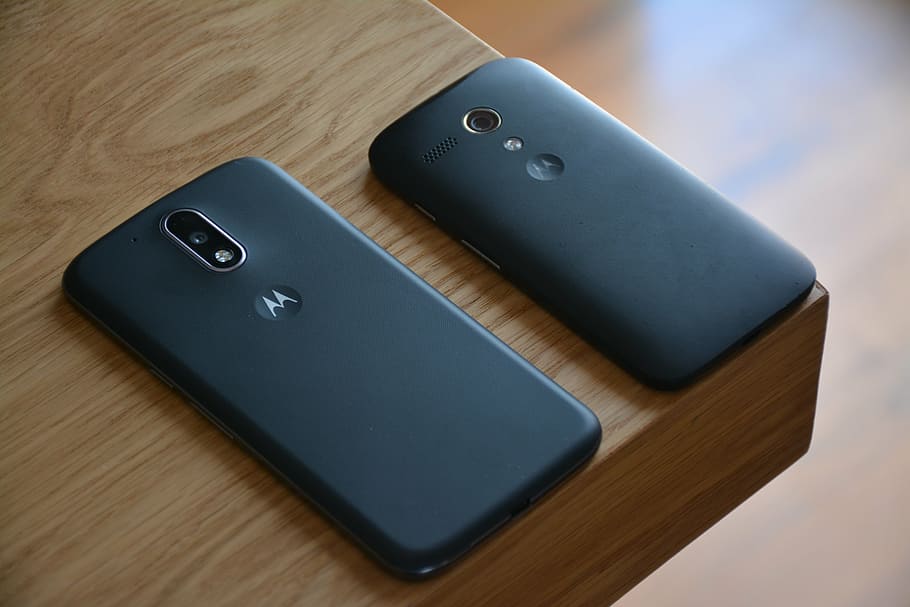 два, черный, телефон Motorola, Таблица, Motorola, android, смартфоны, коричневый, деревянный, мобильный