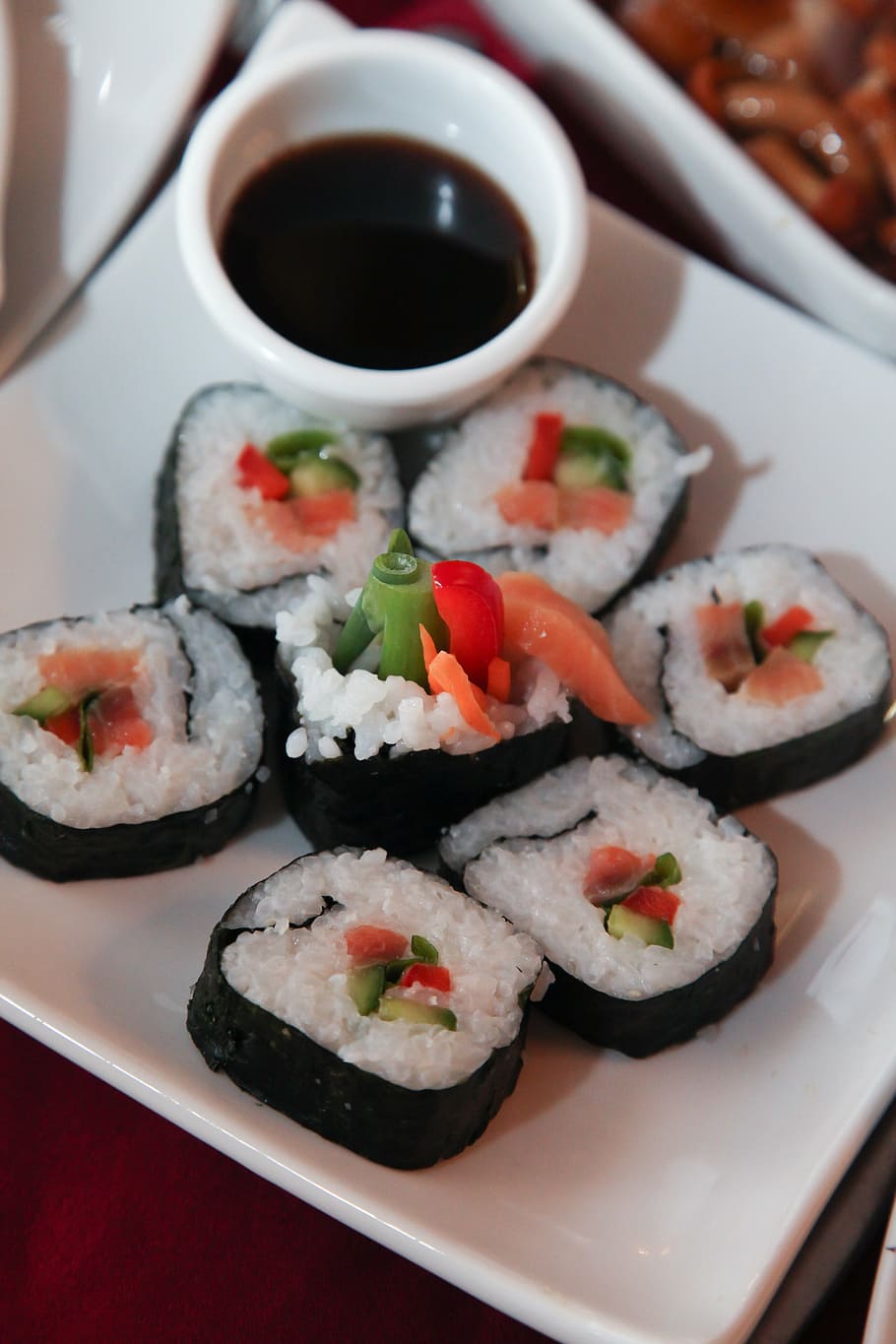 sushi, restaurante japonês, molho, comida e bebida, comida asiática, comida japonesa, frutos do mar, arroz, alimentação saudável, pronto para comer
