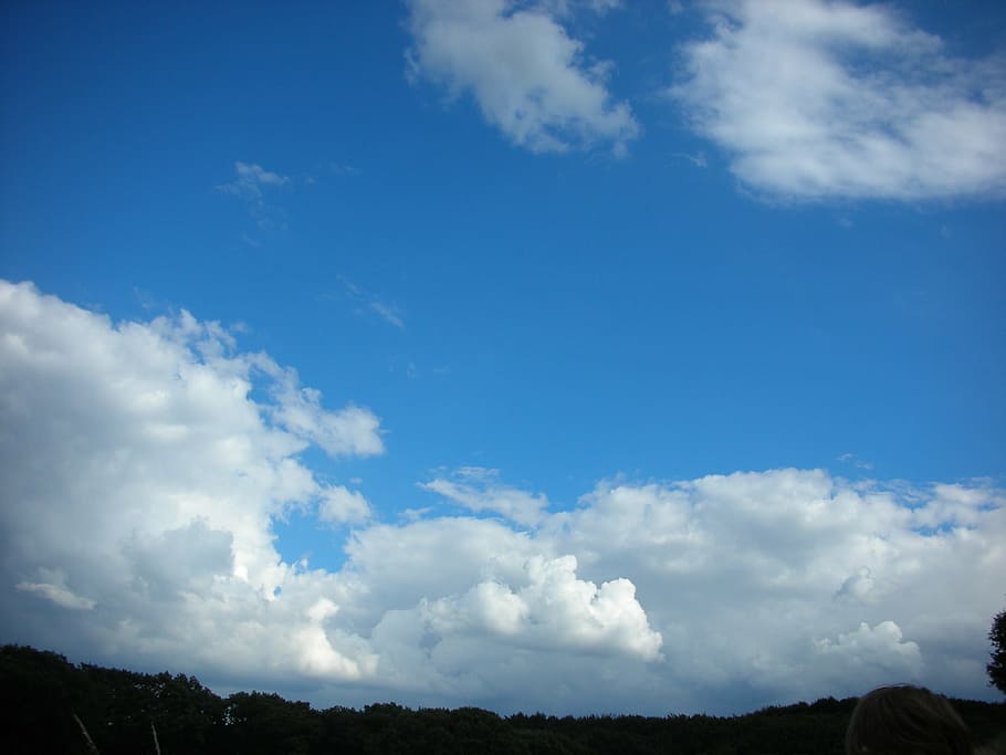 Совершенное небо 10. Голубое небо с белыми облаками. Белое облако. Чёрные горы в голубом небо облака. Небо 10к фото.