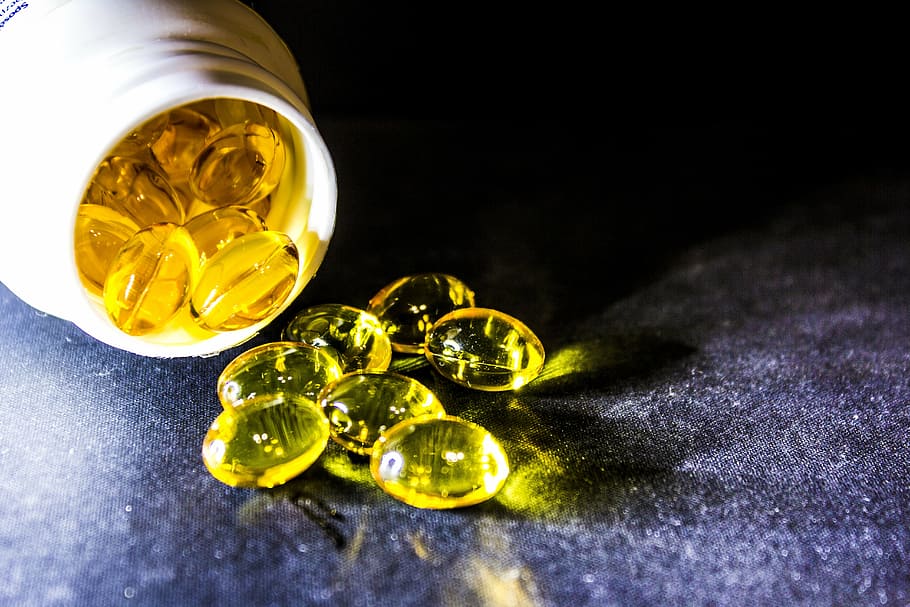 amarillo, envase de píldora de medicación, derramado, negro, textil, cura, droga, tabletas, aceite de hígado de bacalao, omega-3