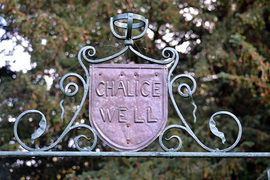 chalise well, glastonbury, somerset, england, red spring, united kingdom, logam, teks, fokus pada latar depan, hari