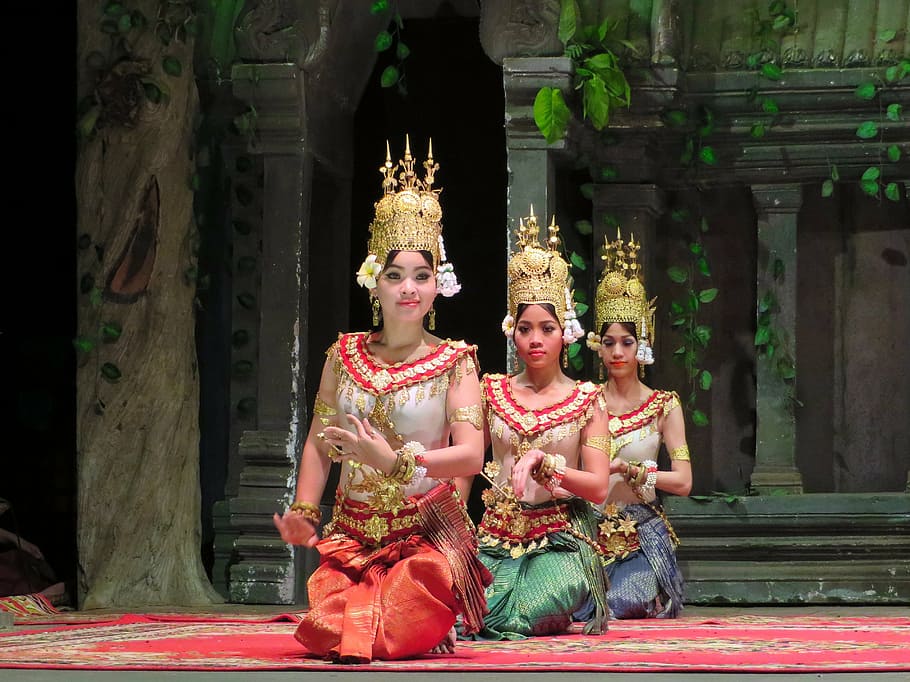 tiga, berlutut, perempuan, mengenakan, tradisional, gaun, Kamboja, penari, menari, perjalanan
