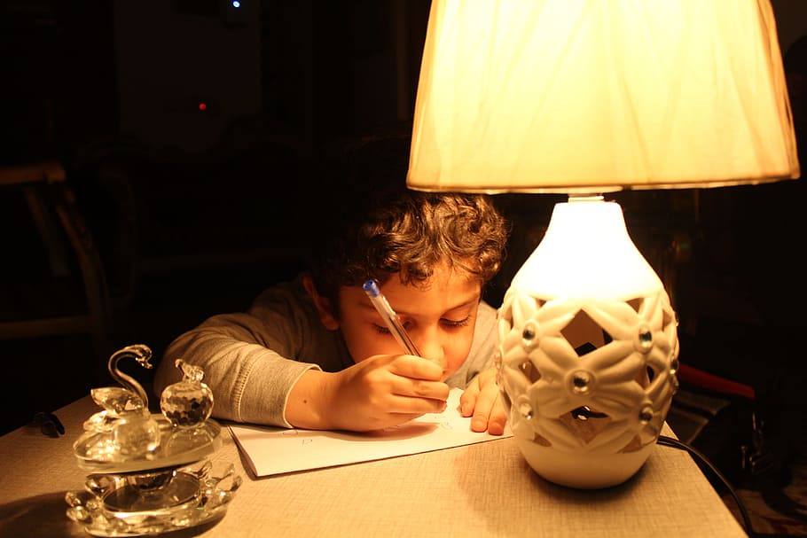 niño, dibujo, irak, Bagdad, luz, lámpara eléctrica, equipo de iluminación, mesa, infancia, interior