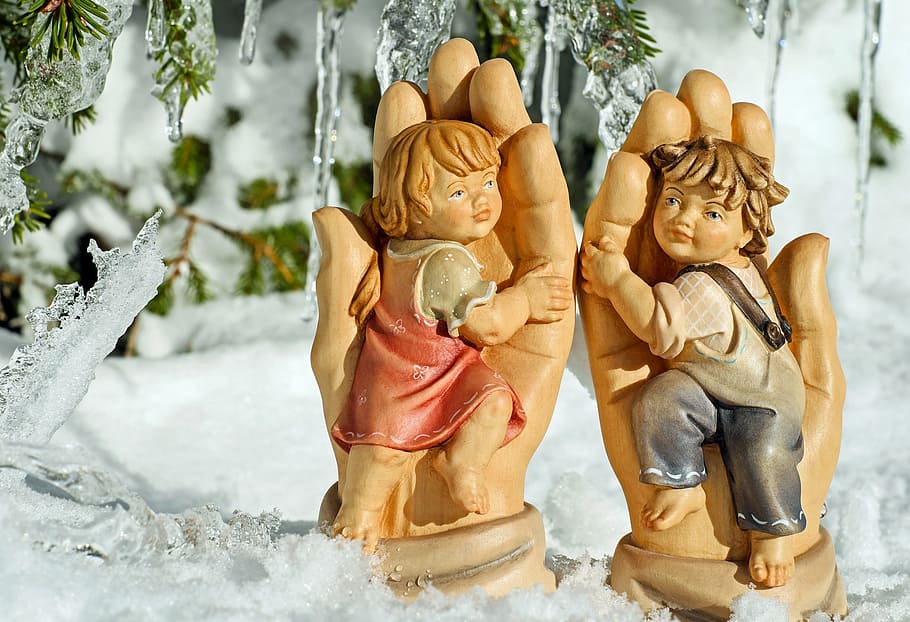 dos, niño, niña figuritas, nieve, cubierto, superficie, niña, figuras, figuras de madera, niños