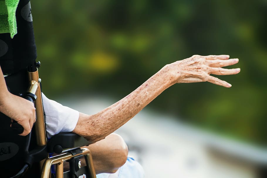 mujer en silla de ruedas, hospicio, mano arrugada, anciano, paciente, discapacitado, ansioso por ayuda, discapacidad, persona discapacitada, ancianos