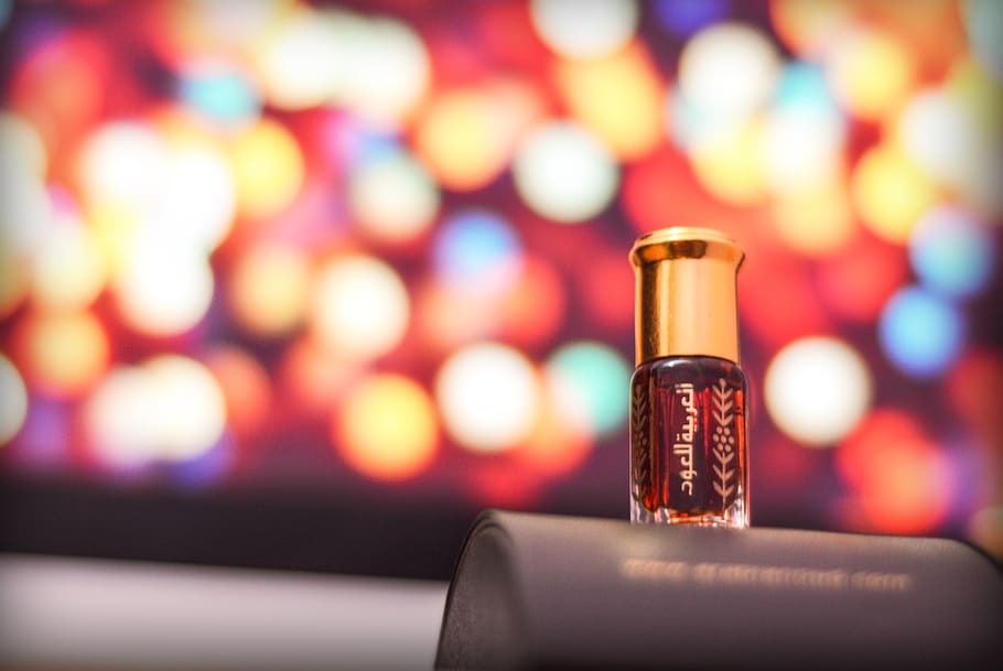 bottle, perfume, light, bokeh, blur, beauty, focus on foreground, indoors, close-up, communication