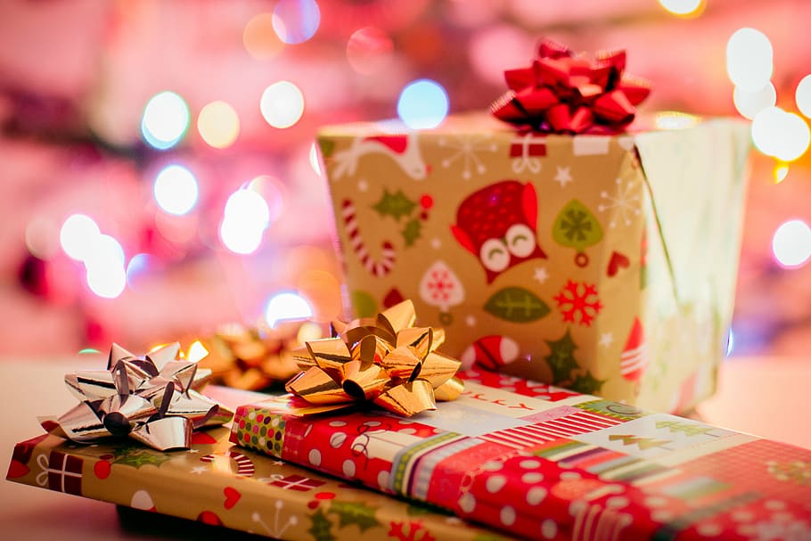 tres, cajas de regalo de varios colores, bokeh, fotografía, regalo, cajas, navidad, regalos, envoltura, arcos
